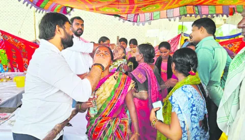 చేప ప్రసాదానికి పోటెత్తిన జనం