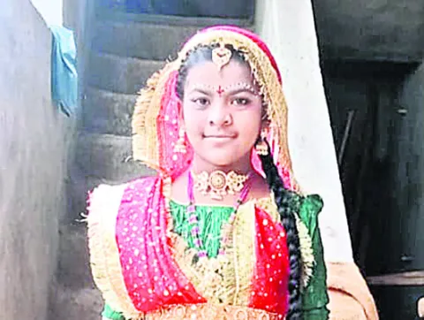 టిప్పర్‌ ఢీకొని  బాలిక మృతి
