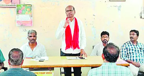కేంద్రంపై కార్మికలోకం ఉద్యమించాలి
