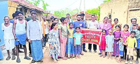 మూతపడిన పాఠశాలను తెరిపించాలి