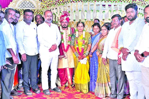 ఆశీర్వచనాలు.. పలకరింపులు