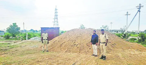 ఇసుక డంప్‌ సీజ్‌ 