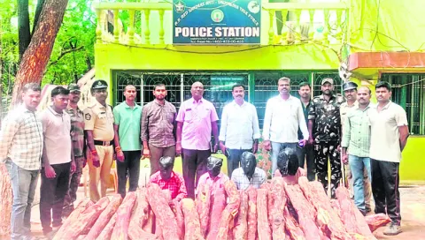 నలుగురు ఎర్రదొంగల అరెస్ట్‌ 