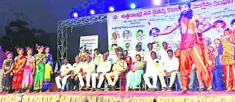 ఆకట్టుకున్న జానపద కళా సంబరాలు 