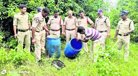 సారా నియంత్రణే లక్ష్యంగా కార్డన్‌సెర్చ్‌