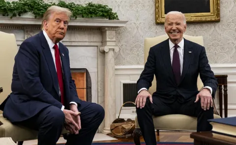Internet mocks Trump after stumble on Air Force One steps5