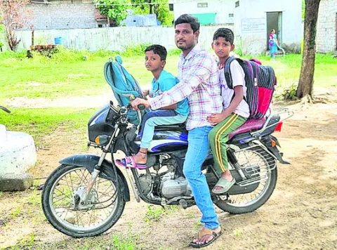 ప్రభుత్వ పాఠశాలలోనే పిల్లలు