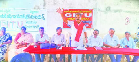 కార్మిక చట్టాలను కాలరాస్తున్న బీజేపీ ప్రభుత్వం
