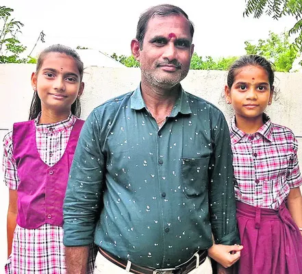 నాన్న వెంటే పిల్లలు

