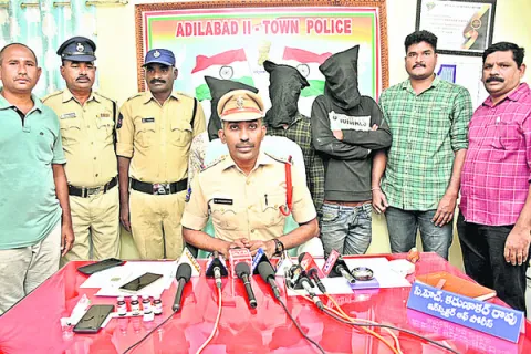 చోరీకి పాల్పడిన ముగ్గురు అరెస్ట్‌