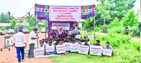 చెరువును ప్రైవేటు భూమిగా మార్చేశారు.. 