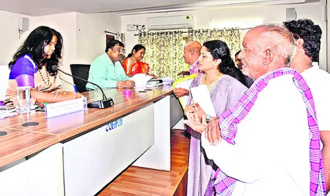 ● కలెక్టరేట్‌లో పీజీఆర్‌ఎస్‌కు పోటెత్తిన అర్జీదారులు ● 