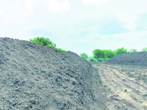 చాడ చెరువునూ కొల్లగొట్టారు 
