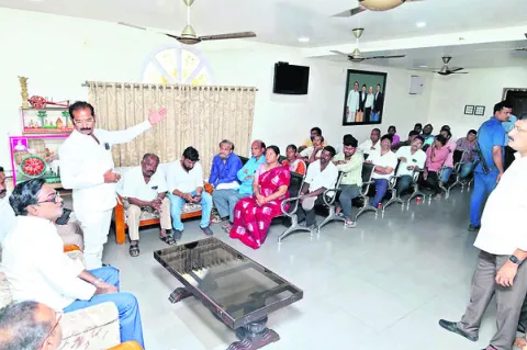 భూనిర్వాసితులకు అండగా నిలుస్తాం..