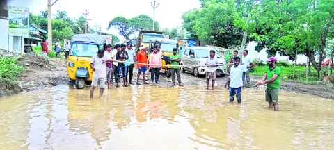 బీఎన్‌ రోడ్డులో చేపల వేటతో నిరసన 