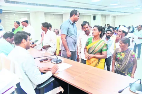 ఫిర్యాదులను త్వరగా పరిష్కరించాలి 