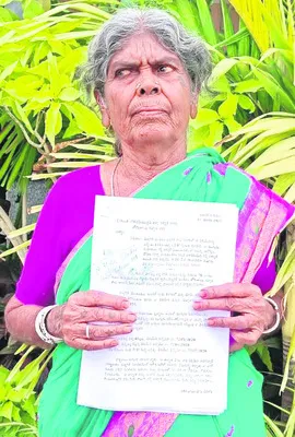 కన్న కొడుకులు గెంటేశారు.. ఆదుకోండి సారూ...! 