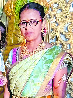 బైక్‌ను ఢీకొట్టిన కారు