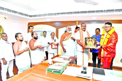గిరి ప్రదక్షిణకు ప్రత్యేక ఏర్పాట్లు కల్పించండి 