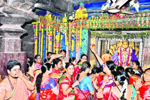 అమ్మవారికి విరోధిని, వహ్నివాసిని క్రమాలలో పూజలు
