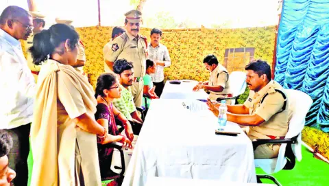 ఫిర్యాదుదారులకు చట్టపరిధిలో న్యాయం చేయండి 
