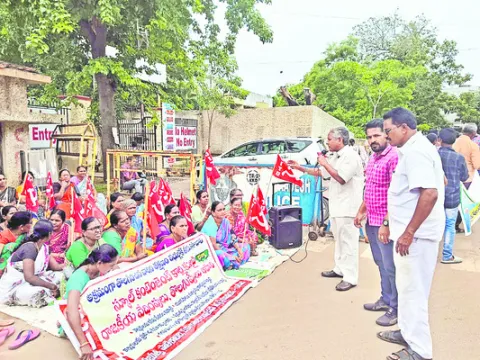 పెండింగ్‌ బిల్లులు, వేతనాలు వెంటనే చెల్లించాలి