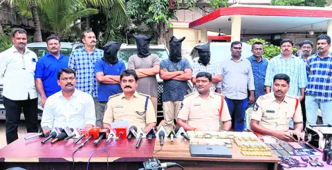 తక్కువ ధరకు బంగారం ఇప్పిస్తామని మోసం
