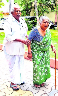 మా ఆస్తులు తిరిగి ఇవ్వండి
