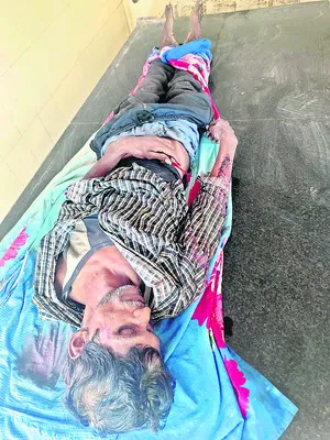 లారీలో నుంచి పడి క్లీనర్‌ మృతి 
