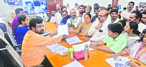 పంచాయతీరాజ్‌ వ్యవస్థను నిర్వీర్యం చేస్తున్నారు 