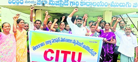 స్కావెంజర్ల పెండింగ్‌ వేతనాలు చెల్లించాలి
