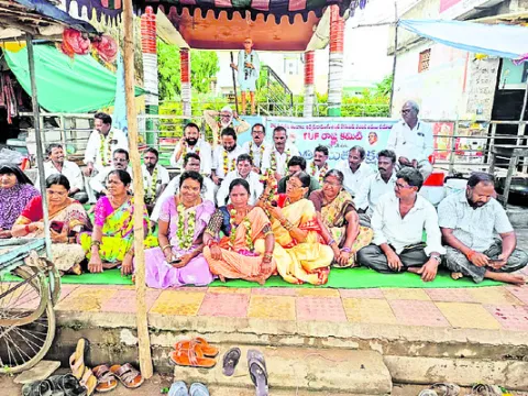 ఉద్యమకారులకు ఇచ్చిన హామీలు నెరవేర్చాలి