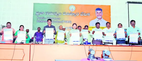 బాధ్యతగా వినతులు పరిష్కరించండి