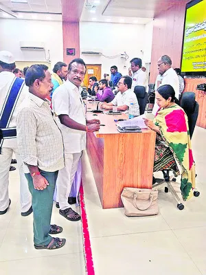 పంచాయతీ కార్యదర్శిపై  చర్యలు తీసుకోవాలంటూ..
