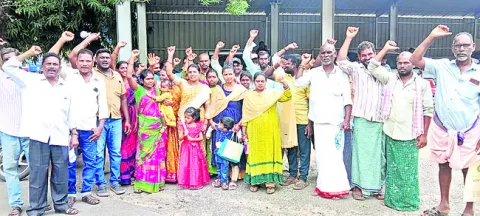 పాఠశాలలను ఎత్తేయడం అన్యాయం
