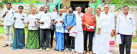 నష్టపరిహారం సెంటుకు రూ.లక్ష ఇప్పించండి 
