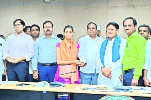 ప్రభుత్వ టీచర్లు అంకితభావంతో పనిచేయాలి