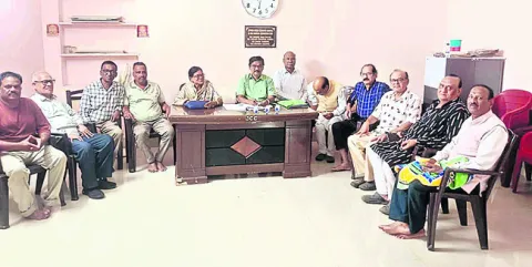 పట్టణ సమస్యలపై అధికారులకు వినతి 