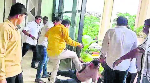 బీఎంసీ కమిషనర్‌పై దాడి 