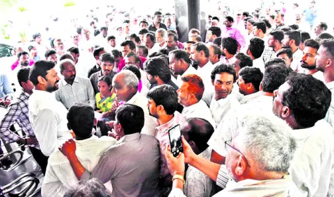 ప్రజాస్వామ్యానికి ‘కూటమి’ తూట్లు 