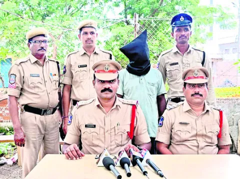 తల్లికి నిప్పంటించిన కొడుకు అరెస్ట్‌
