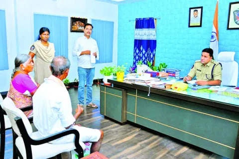 ప్రజా ఫిర్యాదుల పరిష్కారంలో అలసత్వం తగదు