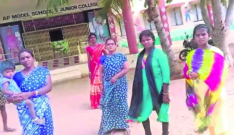 ‘మోడల్‌’ సీట్లు అమ్ముకుంటున్నారు