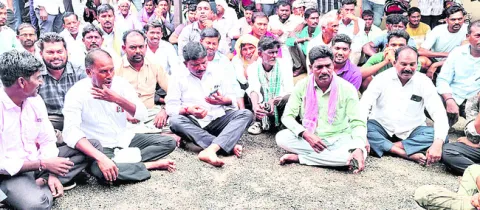 విద్యుత్‌ కోతలపై రైతుల ధర్నా
