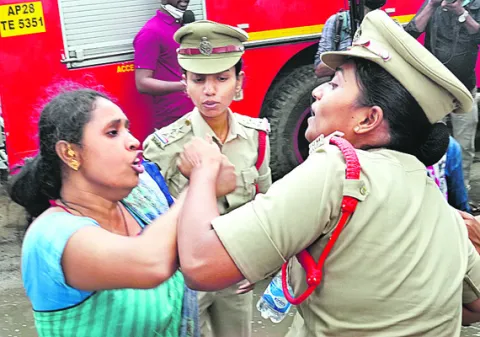 పోలీసుల ఓవరాక్షన్‌ 
