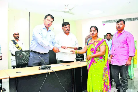 మహిళల ఆర్థికాభివృద్ధికి బాటలు