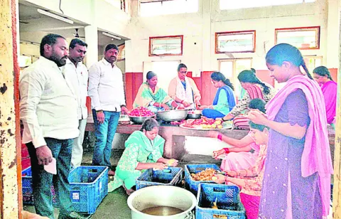 జ్ఞానం పంచుతాం.. ఆకలి తీరుస్తాం

