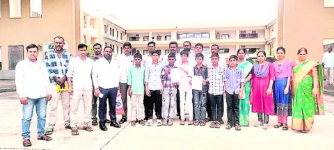 హాస్టల్‌ సౌకర్యం కల్పించాలి
