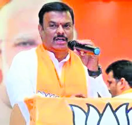 తండ్రి బాటలోనే బీజేపీ రాష్ట్ర అధ్యక్ష పీఠంపై..