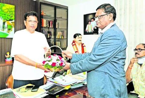 టీ–హబ్‌తో ఒప్పందంపై మంత్రిని కలిసిన వీసీ